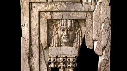 Talla en marfil de una mujer asomada a una ventana, 900-700 a. de C., palacio noroeste, Nimrud (Irak)., 1848,0720.128.