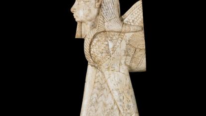 Figura tallada en marfil del frontal de una esfinge alada, 900-700 a. de C., fuerte de Salmanasar, Nimrud (Irak). 1963,1214.1.