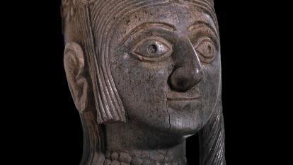 Cabeza tallada en marfil de una mujer asiria, 800-600 a. de C., palacio sureste, Nimrud (Irak). N.899.