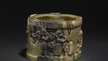 Píxide, o caja cilíndrica con tapa, de marfil, decorada con una escena continua de músicos, 800-600 a. de C., palacio sureste, Nimrud (Irak). 1856,0903.791.