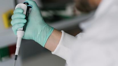 Un investigador con una micropipeta en los laboratorios del CaixaResearch Institute.