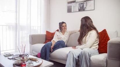 Ivana Redondo charlando con su hija.