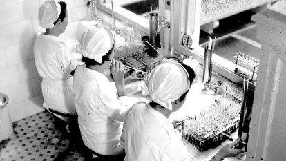 Obra Antituberculosa de ”la Caixa”. Laboratoris dels Dispensaris Blancs de l'Institut Antituberculós Francesc Moragas, al Passeig de Sant Joan, 20 (novembre 1944).