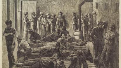 Mesures sanitàries contra una epidèmia de verola a Nova York. Un inspector de la Junta de Salut vacuna persones sense llar en una comissaria.
