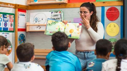 Una maestra impartiendo clase en el CEIP Ramón y Cajal de Alpartir. 