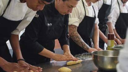 Los alumnos de la escuela de cocina de Villa Retiro durante una clase.