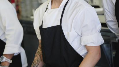 Un alumno de la escuela de cocina de Villa Retiro durante una clase.