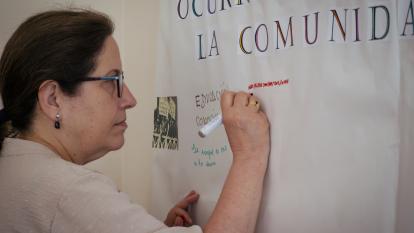 Imagen de una de las diversas dinámicas del encuentro intergeneracional en el Centro Social para Personas Mayores El Llano, en Gijón.
