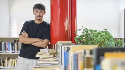 Tomás Cano, becari de la Fundació ”la Caixa” i estudiant de Dret i Filosofia a la Universitat Complutense de Madrid, a la biblioteca de Calasparra.