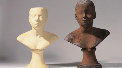 Janine Antoni, Lamer y enjabonar, 1993.
