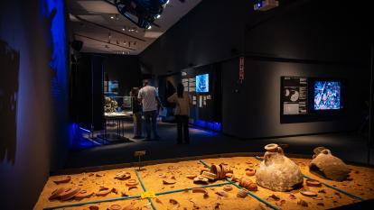 Visitantes recorriendo las salas de la exposición «Naufragios. Arqueología sumergida» en CaixaForum Zaragoza. 