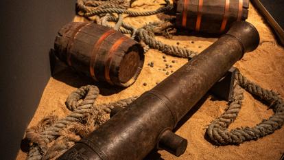 Algunos de los objetos presentes en la exposición «Naufragios. Arqueología sumergida» en CaixaForum Zaragoza. 