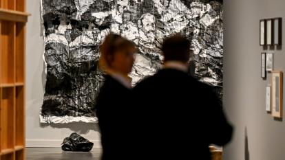 Visitantes en la exposición «Una fuerza del pasado» en CaixaForum Barcelona.