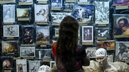 Una chica observando una instalación de la exposición «Una fuerza del pasado» en CaixaForum Barcelona.