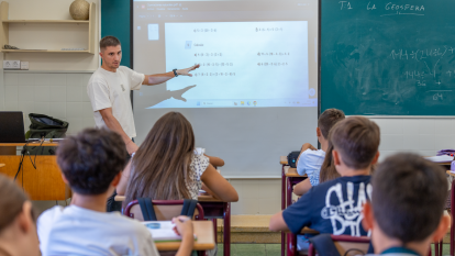 Joan Cruz dando clase en el colegio San Viator de Huesca.