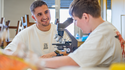 Izan Bonilla y Joan Cruz en el laboratorio.