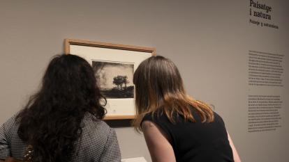 Dos mujeres admirando una obra presente en CaixaForum València. 