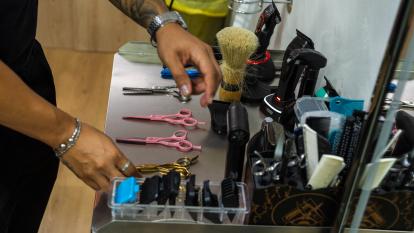 Juan organizando el material de la barbería.