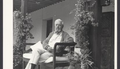 Foto de Luis García-Berlanga tomada en el porche de su casa en Somosaguas - Archivo Berlanga. Colección Filmoteca Española 