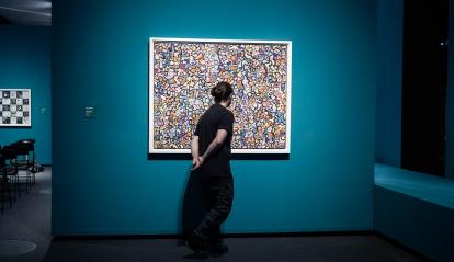 Un visitante ante una obra de Jean Dubuffet en la exposición «Arte y Naturaleza» en CaixaForum Zaragoza