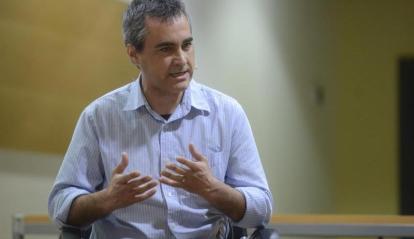 Feliciano Villar (doctor en Psicología en la Universidad de Barcelona), durante su intervención en Conversaciones de mayores. 