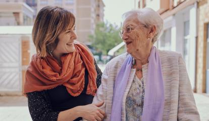 De izquierda a derecha: Isabel Lecumberri (técnica del Programa Siempre Acompañados de la Fundación Pauma) y Mercedes Garralda (beneficiaria del programa Siempre Acompañados de la Fundación ”la Caixa”).