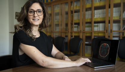 La investigadora Leonor Saúde observa la medul·la espinal d'un ratolí.