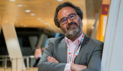 Lluis Montoliu mirant a càmera.