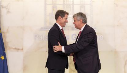 El presidente del Gobierno de La Rioja, Gonzalo Capellán, y el director general de la Fundación ”la Caixa”, Josep Maria Coronas, durante la firma del acuerdo.
