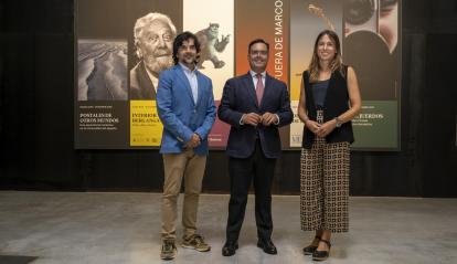 De izquierda a derecha: el jefe de contenidos de las Exposiciones y Actividades de Ciencia de la Fundación ”la Caixa”, Javier Hidalgo, el director de CaixaForum Sevilla, Moisés Roiz, y la jefa de contenidos de las Exposiciones de Arte de la Fundación ”la Caixa”, Carla Tarruella.