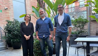 De izquierda a derecha: Marta Morales, del equipo de contenidos de CaixaForum+, Xavier Aldekoa, el periodista y director del documental, y Jaume Gil, director del Festival SUNCINE, en la presentación del largometraje.