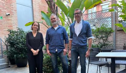 D'esquerra a dreta: Marta Morales, de l'equip de continguts de CaixaForum+, Xavier Aldekoa, el periodista i director del documental, i Jaume Gil, director del Festival SUNCINE, a la presentació del llargmetratge.