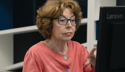 Una participante en los talleres Competencias Digitales +60 organizados en el Espacio Fundación ”la Caixa” Madrid.