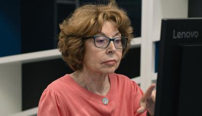 Una participant als tallers Competències Digitals +60 organitzats a l'Espai Fundació ”la Caixa” Madrid.