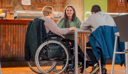 Luisa, Adrián y Yolanda jugando a un juego de mesa en la residencia de personas mayores de Ávila.. 