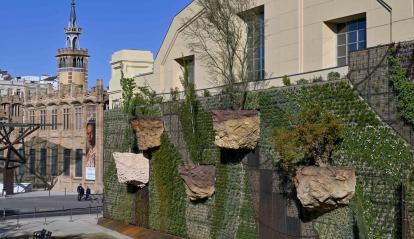 Foto del jardín vertical en CaixaForum Barcelona.  