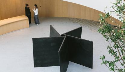 L’escultura «Pentàgon en el sentit contrari a les agulles del rellotge», de Richard Serra, a l’entrada del CaixaResearch Institute.