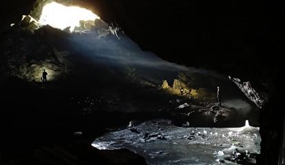 Investigadores del Instituto Pirenaico de Ecología explorando cuevas heladas en el macizo del Monte Perdido.