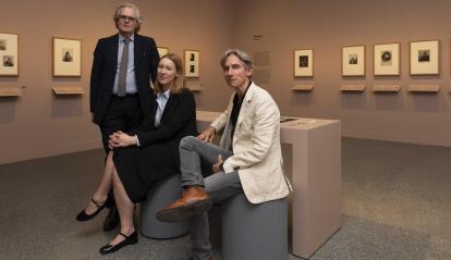De izquierda a derecha: Hugo Chapman, responsable del Departamento de Grabados y Dibujos del British Museum; Olenka Horbatsch, comisaria del British Museum; y Álvaro Borrás, director CaixaForum València.