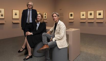 D'esquerra a dreta: Hugo Chapman, cap del Departament de Gravats i Dibuixos del British Museum; Olenka Horbatsch, comissària del British Museum; i Álvaro Borrás, director CaixaForum València.