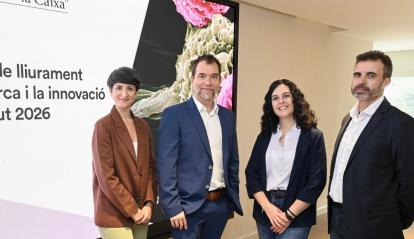 Paola Isetta (Fundació "la Caixa"), Samuel Sánchez (IBEC), Mireia López (UdG) i Sergi Ballespí (UAB), durant la trobada amb mitjans per presentar els ajuts a la recerca i la innovació 2026.