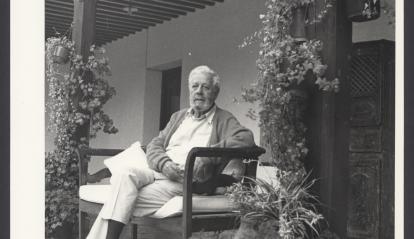 Foto de Luis García-Berlanga tomada en el porche de su casa en Somosaguas - Archivo Berlanga. Colección Filmoteca Española