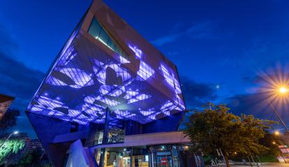 CaixaForum Zaragoza. Vista del edificio con la iluminación nocturna