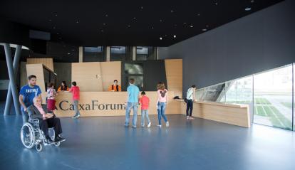 CaixaForum Zaragoza: interior.visitantes en el vestíbulo