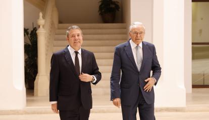 El presidente de Castilla-La Mancha, Emiliano García-Page, y el presidente de la Fundación ”la Caixa”, Isidro Fainé, en la firma del convenio marco entre ambas instituciones para 2024 firmado hoy en Toledo. 