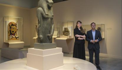 El director de CaixaForum Sevilla, Moisés Roiz, y la comisaria de la exposición Veneradas y temidas, y responsable de desarrollo de contenido de exposiciones internacionales del British Museum, Belinda Crerar. 