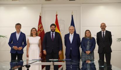 De izquierda a derecha, Luis Alberto Marín, consejero de Economía, Hacienda, Fondos Europeos y Administración Digital; M. Concepción Ruiz, consejera de Política Social, Familias e Igualdad; Fernando López Miras, presidente de la Región de Murcia; Isidro Fainé, presidente de la Fundación ”la Caixa”; Lourdes Toribio, delegada de la Fundación en Alicante y Murcia; y Rafael Chueca, subdirector de Cultura y Territorio de la Fundación ”la Caixa”. 