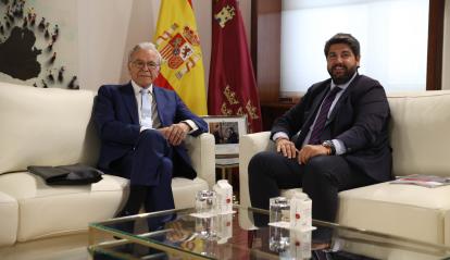 El presidente de la Región de Murcia, Fernando López Miras, y el presidente de la Fundación ”la Caixa”, Isidro Fainé, durante la firma del convenio marco entre ambas instituciones firmado hoy. 