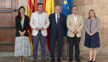 El president de la Generalitat Valenciana, Carlos Mazón, i el president de la Fundació ”la Caixa”, Isidre Fainé, juntament amb el conseller d'Educació, Cultura, Universitats i Ocupació, José Antonio Rovira, i les delegades de la Fundació a la Comunitat Valenciana, Soraya Casado i Lourdes Toribio.