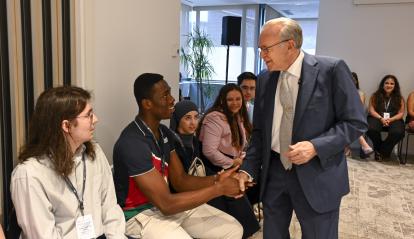 El presidente de la Fundación ”la Caixa”, Isidro Fainé, se ha reunido con los becarios de grado de la convocatoria de 2022.